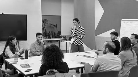 Grupo de personas en modo workshop