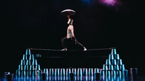 Fotografía de escena del actor haciendo equilibrios en una cuerda suspendida