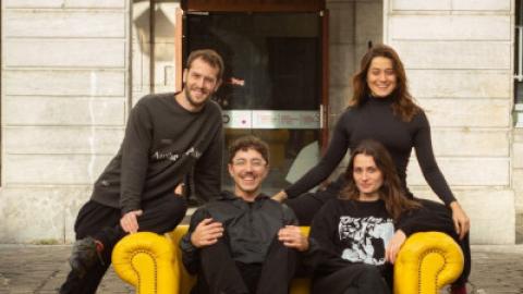 imagen de dos hombre sy dos mujeres sentados sobre un sofá amarillo en la calle