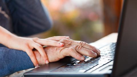 manos sobre teclado
