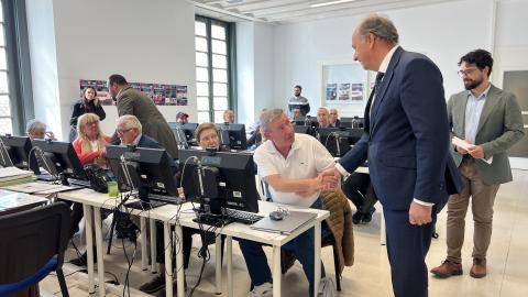 El consejero Miguel López-Valverde vista un curso de capacitación digital