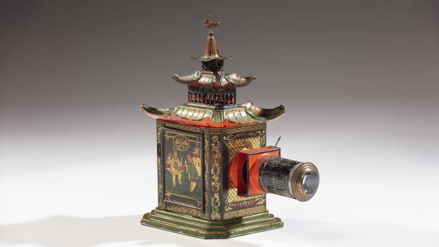 Linterna mágica Pagoda. Ernst Plank. Alemania, c. 1878 Aparato antiguo de cine con forma de pagoda
