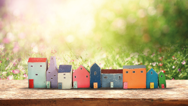 Imagen de casas de colores entre el prado
