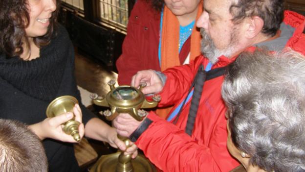 Personas invidentes tocando una pieza de la Casa Museo Lope de Vega en una visita incluisiva