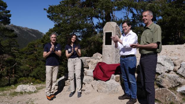 Ayuso y Fernández Mañueco descubren la placa en el camino Schmid