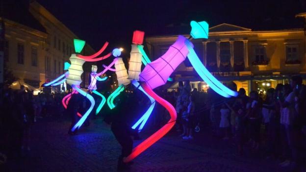 Espectáculo "Big dancers". Festival Clásicos de Alcalá Marionetas coloridas que se mueven con aire