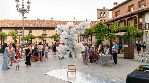 Performances en Manzanares El Real. Fotografía: Jonás Bel Plaza de pueblo llena de gente participando en actividades
