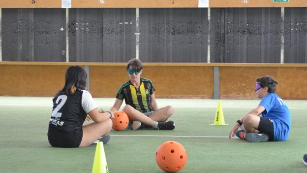 Varios niños con los ojos vendados jugando en el patio
