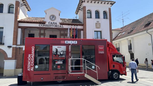Oficina móvil de atención al ciudadano frente al ayuntamiento de Pinto