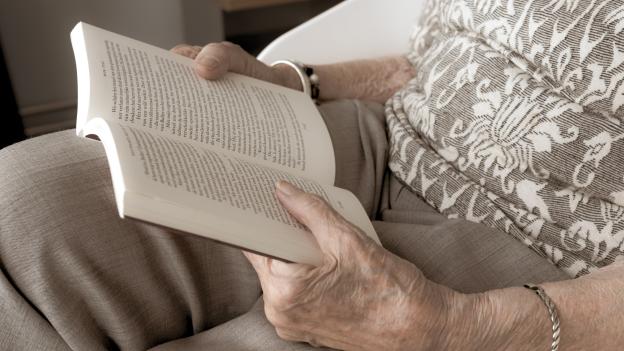 persona mayore leyendo