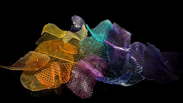 Ana Daganzo, Visual glitch Trozos ondulados de plástico y varios colores formando una figura