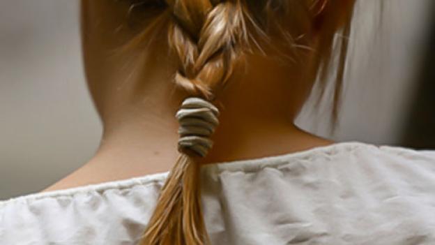 Teatro en Museo Casa Nata de Cervantes. Foto: David Serrano Cabeza de mujer con peinado de trenza
