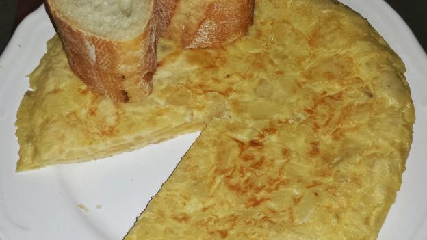 plato con pincho de tortilla y pan