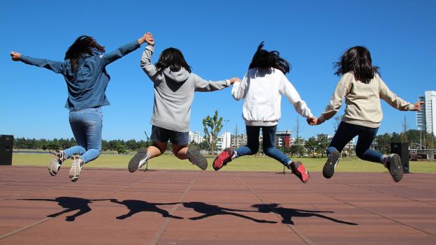 chicas saltando