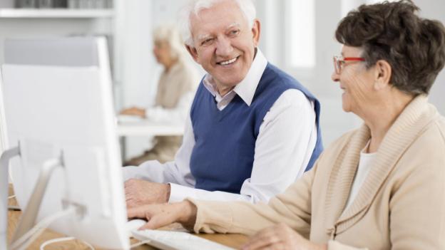 Talleres para personas mayores Pareja mayor con ordenador
