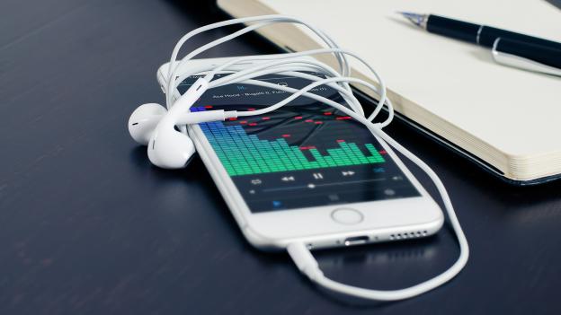 Talleres Fundación La Caixa Teléfono móvil con cascos
