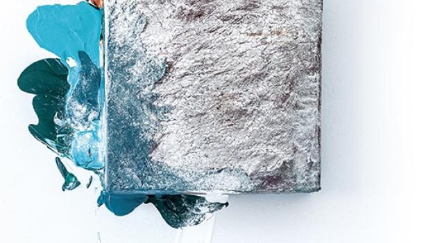 Obra artística bloque de hormigón con texturas de colores azules