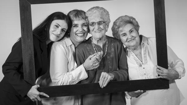 © Ignacio Gil, Regina con su hija Concha, su nieta Merce y su bisnieta Lara, 2024 Cuatro mujeres de distintas edades sujetan un marco