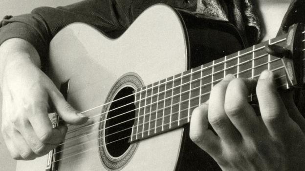 Paco de Lucía tocando la guitarra