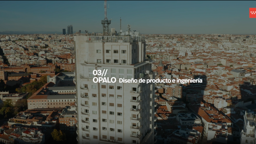ciudad de fondo con nombre de la empresa premiada Ópalo