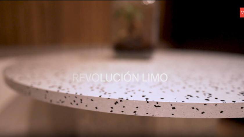 Mesa elaborada con materiales reciclados
