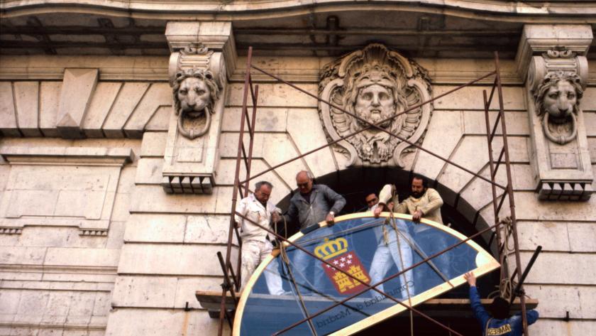 Colocación del cartel de la Comunidad de Madrid