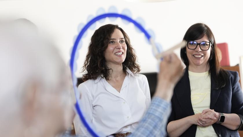 La presidenta Isabel Díaz Ayuso en la Residencia Amavir Valdebernardo