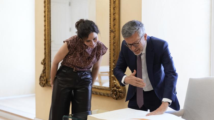 Díaz Ayuso recibe en la Real Casa de Correos al alcalde de Lisboa para reforzar lazos económicos y culturales La presidenta Isabel Díaz Ayuso