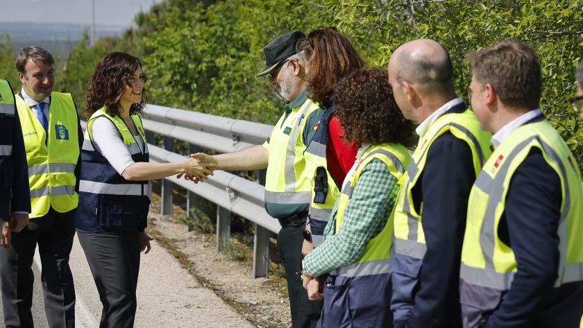 La presidenta Isabel Díaz Ayuso durante su visita a las obras de ampliación del tercer carril de la M-607