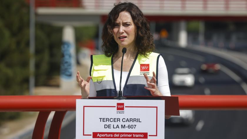 La presidenta Isabel Díaz Ayuso durante su visita a las obras de ampliación del tercer carril de la M-607