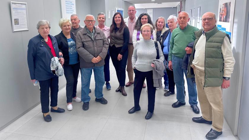 Grupo de personas mayores de Leganés durante una visita al Hospital Universitario Severo Ochoa dentro del proyecto “Conoce tu hospital”, con recorrido por servicios y encuentro con la Dirección Gerencia.