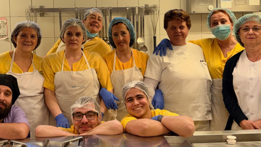 Profesionales que forman el equipo de cocina del Hospital Universitario Cruz Roja