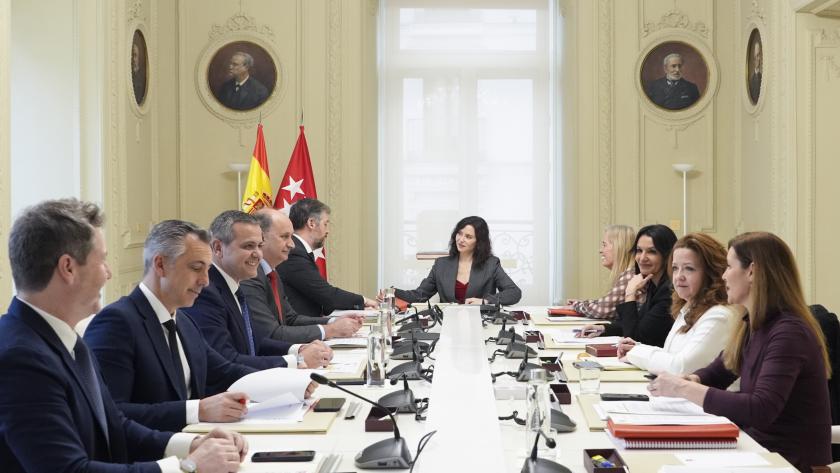 Mesa con la Presidenta y los consejeros en una reunión