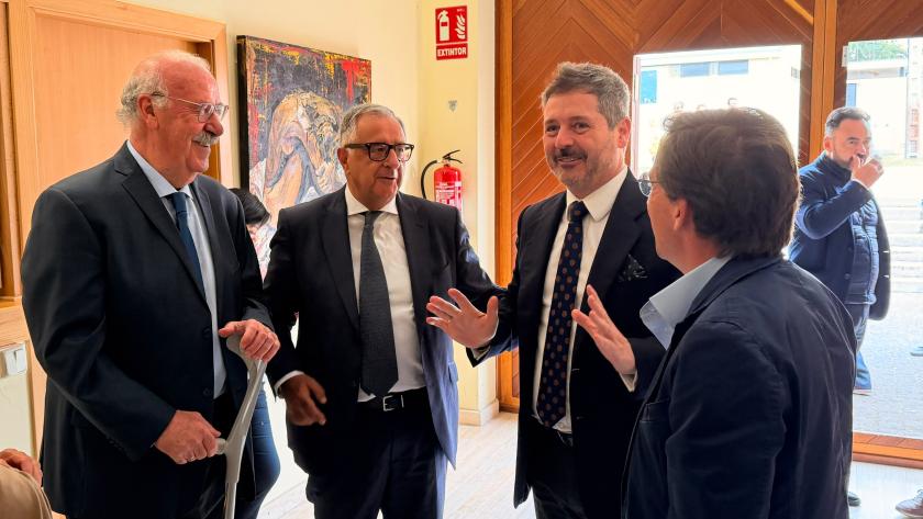 La Comunidad de Madrid, premiada en el torneo de fútbol cadete Vicente del Bosque Villa de Alalpardo por su fomento del deporte base El consejero Mariano de Paco