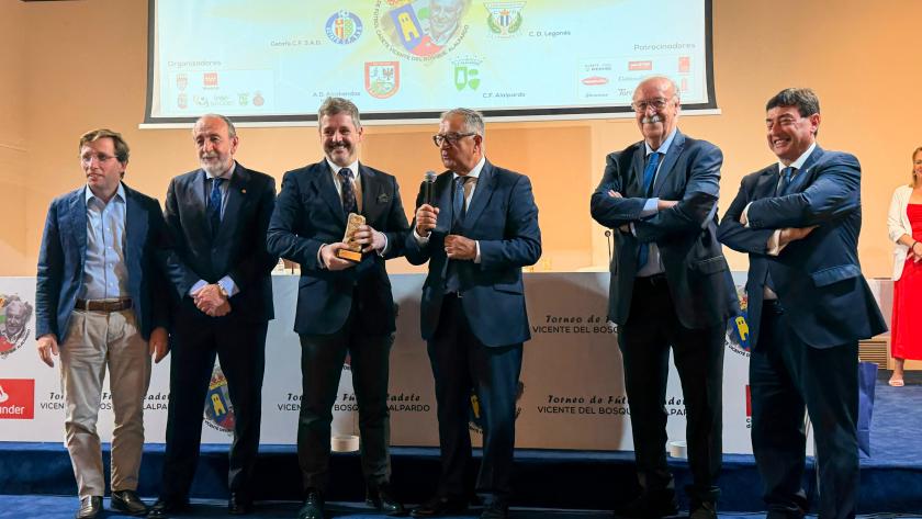 La Comunidad de Madrid, premiada en el torneo de fútbol cadete Vicente del Bosque Villa de Alalpardo por su fomento del deporte base El consejero Mariano de Paco