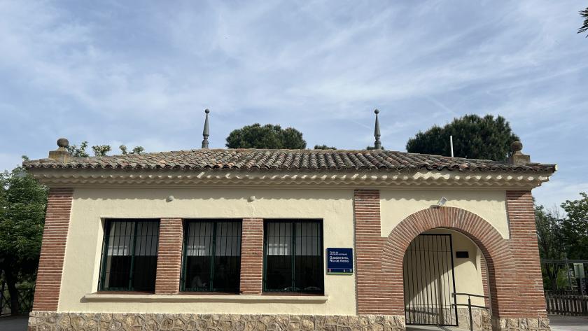 La Comunidad de Madrid amplía a nueve su red de Centros de Educación Ambiental con uno nuevo en Arroyomolinos Edificio de las instalaciones de Guadarrama, Río de Arena