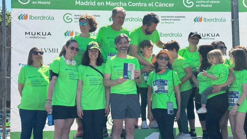 El director gerente del hospital recoge el reconocimiento junto a varios profesionales del hospital