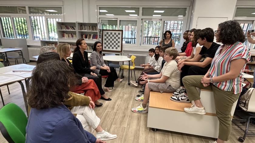 La consejera Mercedes Zarzalejo durante la visita con el equipo de mediación