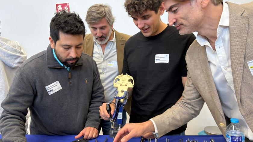 Un cirujano del H.12 de Octubre con residentes en el Laboratorio de 3D