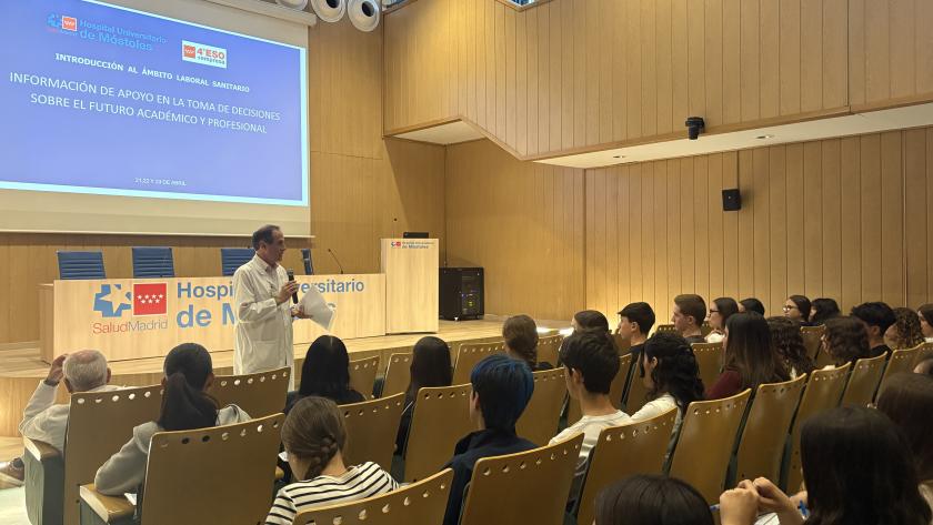 El gerente del Hospital de Móstoles dio la bienvenida a los 35 alumnos asistentes