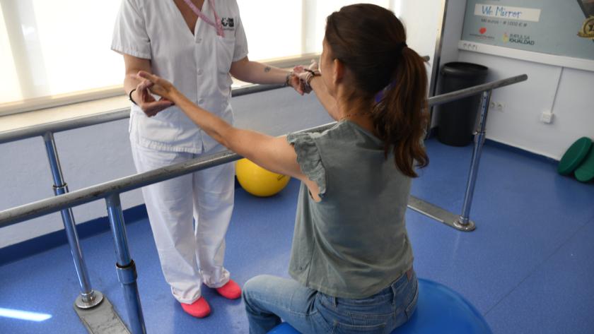 Imagen de un paciente con un profesional en el gimnasio de Rehabilitación del Hospital Universitario Ramón y Cajal