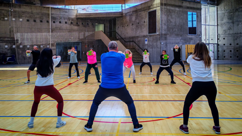 Imagen de un grupo de personas realizando ejercicios en polideportivo