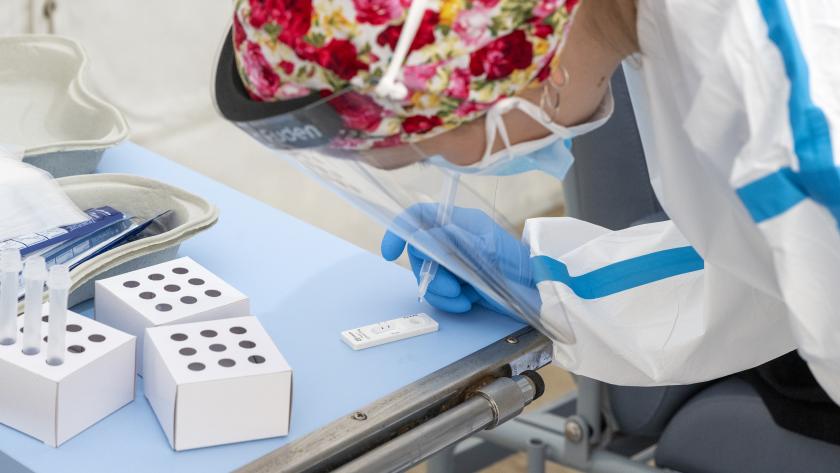 Profesional sanitario frente a una prueba de COVID-19