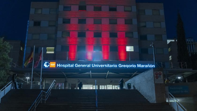 Fachada del hospital iluminada por el Día Mundial de la Talasemia Fachada del Hospital Gregorio Marañón