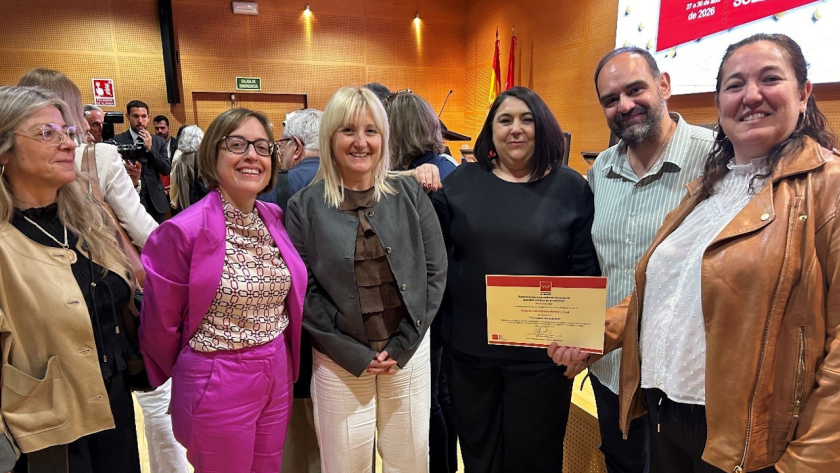 Imagen de los representantes del equipo impulsor del proyecto del Hospital Universitario Ramón y Cajal con el galardón durante el evento