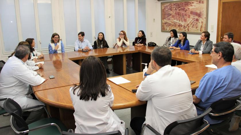 Los especialistas brasileños fueron recibidos por la dirección del hospital