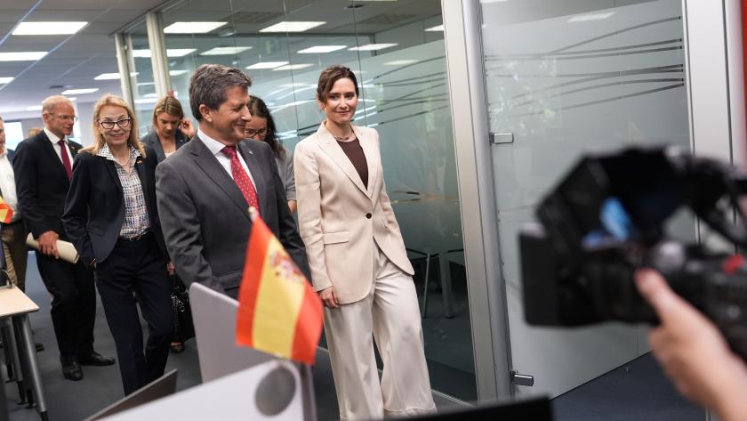La presidenta Isabel Díaz Ayuso durante el 20º aniversario de Mercedes-Benz Group Services en Madrid