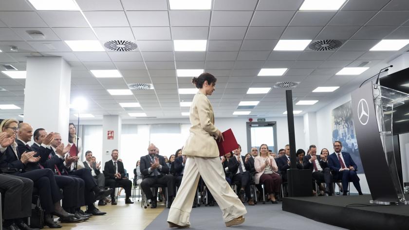 La presidenta Isabel Díaz Ayuso durante el 20º aniversario de Mercedes-Benz Group Services en Madrid