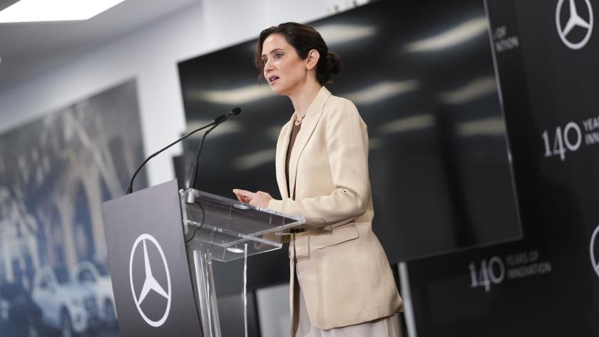 La presidenta Isabel Díaz Ayuso durante el 20º aniversario de Mercedes-Benz Group Services en Madrid