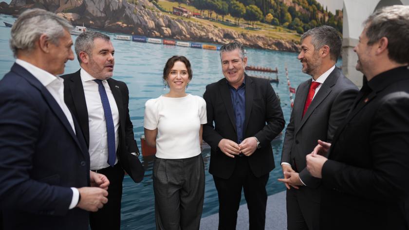 La presidenta Isabel Díaz Ayuso en la presentación de las traineras